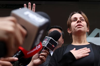 María Claudia Tarazona, esposa del senador Miguel Uribe, informa desde las afueras del hospital sobre la condición de salud de su esposo.