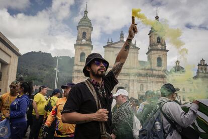 Desde temprana hora en la mañana, los contingentes se fueron formando en distintos puntos de la capital colombiana. 