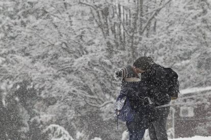 Una pareja se besa bajo la nieve en la Sierra de Madrid, el 13 de enero de 2018.