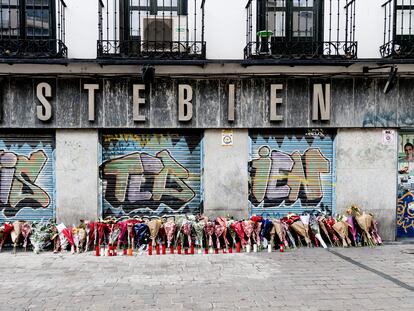 Ramos de flores y velas en la tienda de uniformes de trabajo ‘Vistebien’, donde el 3 de julio fue asesinada la dueña del establecimiento, en la Plaza de Tirso de Molina de Madrid, este miércoles.
