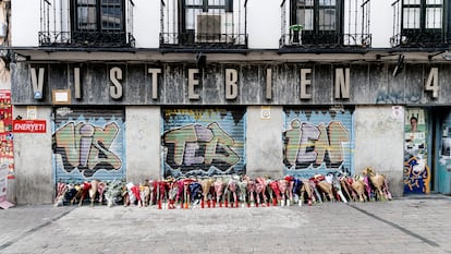 Ramos de flores y velas en la tienda de uniformes de trabajo ‘Vistebien’, donde el 3 de julio fue asesinada la dueña del establecimiento, en la Plaza de Tirso de Molina de Madrid, este miércoles.