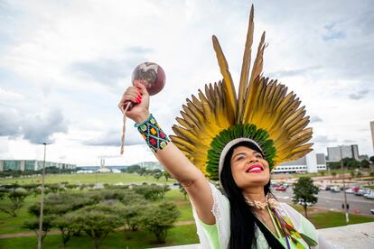 Mara Barreto Sinhosewawe Xavante, de 37 años, viajó dos días desde Aldeia Wederã, territorio indígena en Mato Grosso. Es una representante de la comunidad Wederã y periodista colaboradora de Universo Online (UOL).
“Nos gustaría que la primera medida del presidente Lula prohibiera la explotación de los territorios indígenas y expulsara a todos los mineros, acaparadores de tierras y ganaderos de nuestros territorios sagrados, creando también leyes y medidas más estrictas para castigar a quienes cometen tales delitos”.