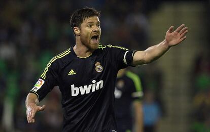 Xabi Alonso, gesticula durante el partido frente al Betis.