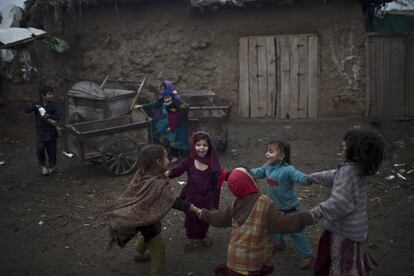 Niños refugiados afganos juegan en un barrio pobre a las afueras de Islamabad (Pakistán).