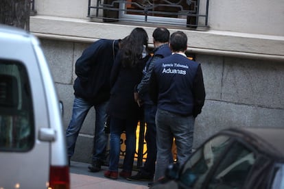 El coche se ha dirigido, a continuación, a la calle Castelló (en la imagen) donde se encuentra el despacho de Rodrigo Rato. El registro se ha producido tras conocerse que Rato se acogió a la amnistía fiscal que su partido, el PP, aprobó en 2012.