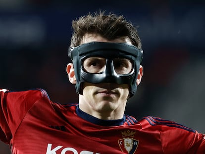 El delantero de Osasuna Ante Budimir, protegido por una máscara en el partido contra el Alavés.