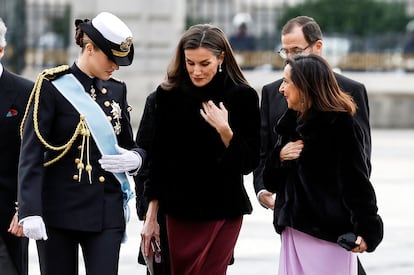 Desde la izquierda, la princesa de Asturias, la reina Letizia y la ministra de Defensa, Margarita Robles, antes del acto castrense.