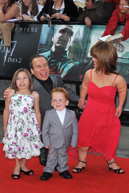 El actor británico Warwick Davis, que encarnó al profesor Flitwick en la saga de películas de Harry Potter, llegó con su familia a presenciar el estreno de la última entrega de este filme.