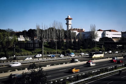 Cada da, miles de conductores pasan por la M-30 bajo el enorme edificio. Pocos saben que su nombre es Centro de Cultural Islmico de Madrid y que, adems de la mezquita, posee muchas otras instalaciones.