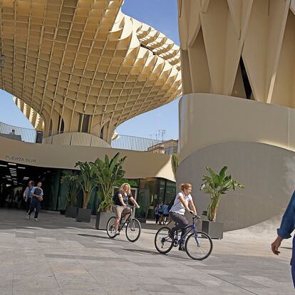 El Metrosol Parasol, conocido como Las Setas, se inaugur&oacute; en 2011 y cambi&oacute; el skyline de la ciudad. Los integrantes del Movimiento 15-M llegaron en masa subidos en bicicletas.