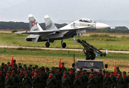 Un caza Sukhoi, de fabricaci&oacute;n rusa, aterriza en el aeropuerto de Maracay en 2006.