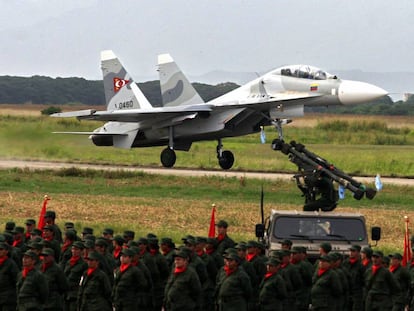 Un caza Sukhoi, de fabricaci&oacute;n rusa, aterriza en el aeropuerto de Maracay en 2006.