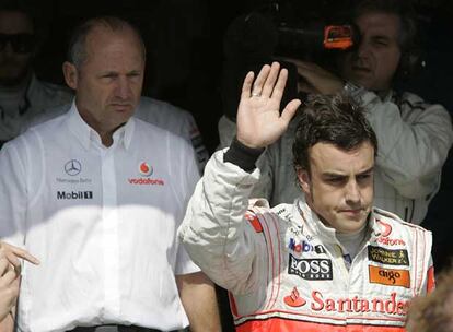 Fernando Alonso saluda al público en presencia de Ron Dennis.