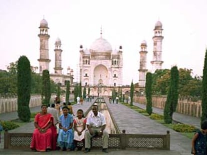 El mausoleo de Bibi Ka Maqbara, en Aurangabad, es el escenario perfecto para los retratos familiares.