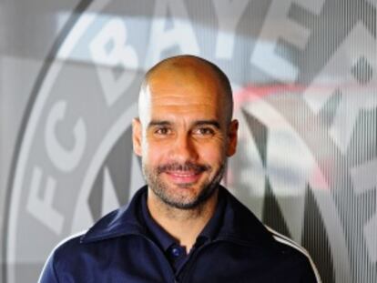 Guardiola, amb un escut del Bayern.