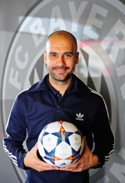 Guardiola posa con un escudo del Bayern.
