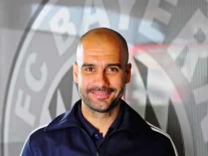 Guardiola posa con un escudo del Bayern.