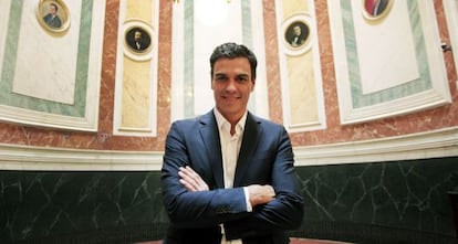 Pedro S&aacute;nchez (fotografiado en el Congreso) practica la doctrina del Cholo Simeone: &ldquo;Partido a partido&rdquo;.  