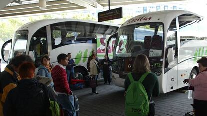 Pasajeros en la estación de autobuses de Méndez Álvaro en Madrid.  J