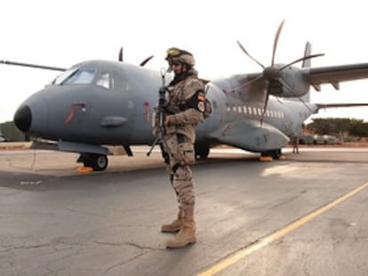 Un soldado español ante un avión C-295 del destacamento Marfil en Dakar (Senegal)