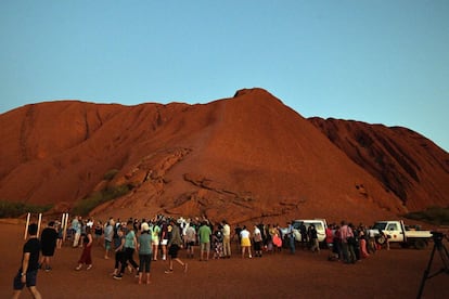 Los dueños tradicionales de Uluru, que han inspirado a otros grupos indígenas a considerar prohibiciones similares, celebrarán el cierre con una ceremonia tradicional este domingo.