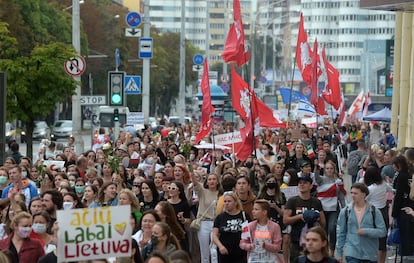 Manifestación de mujeres contra Lukashenko, este sábado en Minsk.