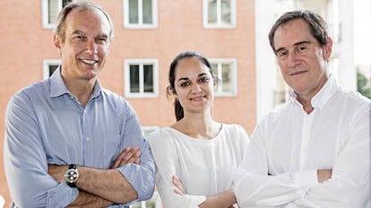 Nico Goulet y Alberto G&oacute;mez, socios fundadores de Adara Ventures, junto a Roc&iacute;o Pillado, nueva socia de la firma.