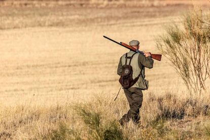 Imagen de archivo de un cazador en el campo.