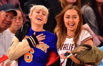 Miley y, a la derecha, Brandi Cyrus, en un partido de baloncesto en el Madison Square Garden de Nueva York en marzo de 2016.