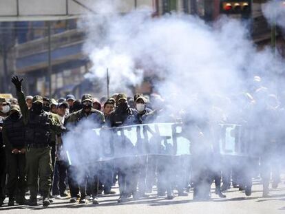 Polic&iacute;as en huelga desfilan por las calles de La Paz. 
