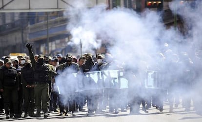 Polic&iacute;as en huelga desfilan por las calles de La Paz. 