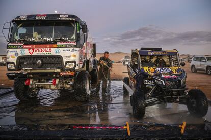 Um participante do Dakar lava um SSV Can-Am após a quinta jornada.