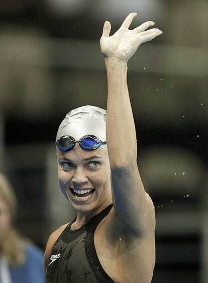 Natalie Coughlin, feliz tras batir el récord de 100 metros espalda.