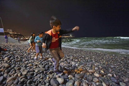 Niños juegan en la playa Pampilla de Perú.