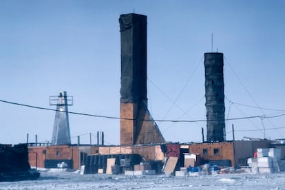 Drilling rigs at the Soviet Vostok base, during the 1984-1985 campaign.