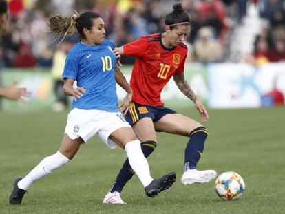 Marta, a la izquierda, disputa un balón con Jenny durante el España-Brasil disputado en Don Benito
 
 