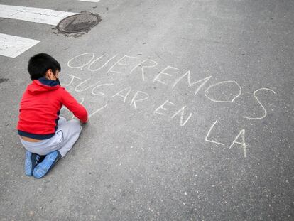 Un niño escribe "Queremos jugar en la calle".