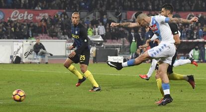 Hamsik dispara a puerta durante el partido ante el Inter de Milán.