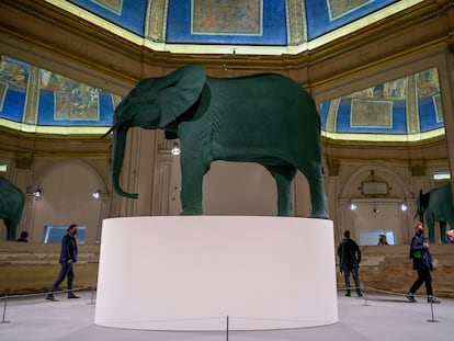 'Elephant' (1985), de la alemana, Katharina Fritsch, da la bienvenida a la muestra principal de la Bienal de Venecia.