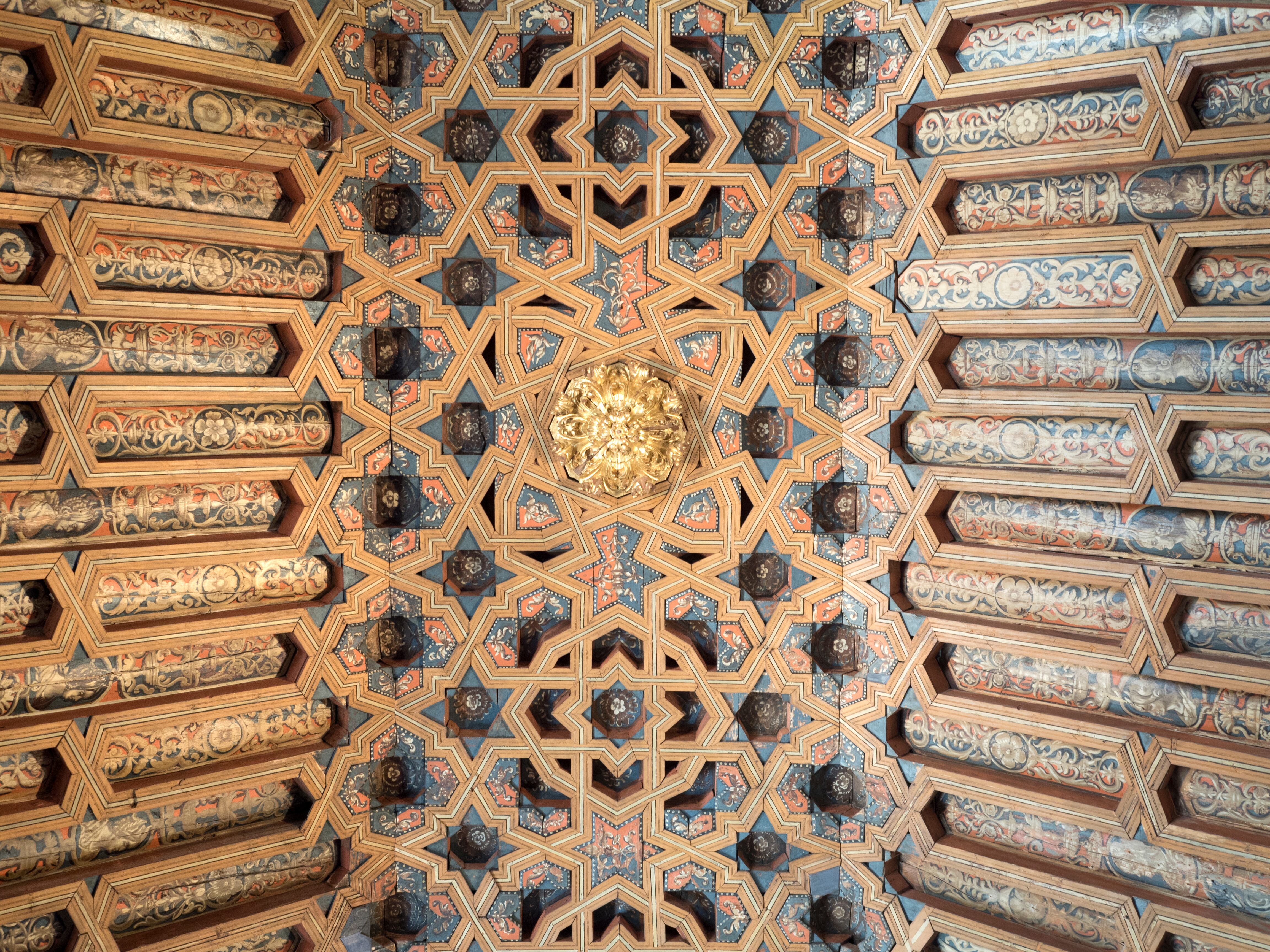 El techo ornamentado del Palacio de la Madraza en Granada, España.