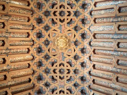 El techo ornamentado del Palacio de la Madraza en Granada, España.