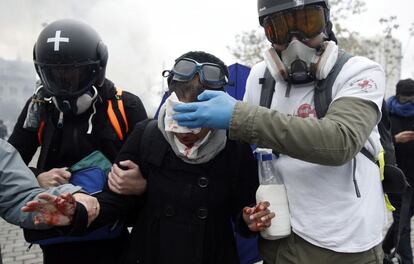 Un manifestante es trasladado por personal sanitario durante las protestas de los 'chalecos amarillos' en París.