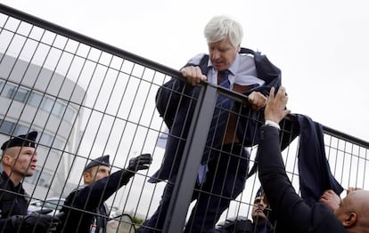 O diretor de recursos humanos de Air France pula uma cerca escoltado pela polícia para fugir da sede da companhia. Durante uma reunião do comitê central da companhia aérea, a sede da empresa foi invadida por várias centenas de empregados em protesto pelo plano de ajuste que contemplava a demissão de 2.900 pessoas.