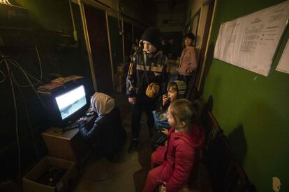 Varios niños miran un espacio infantil en la televisión de un refugio improvisado en la ciudad de Severodonetsk, en la región de Donbás. Unos 10,8 millones de personas en total han tenido que abandonar sus hogares como consecuencia de la invasión rusa, de ellos, 6,5 millones se han desplazado dentro del país, según datos de la ONU.