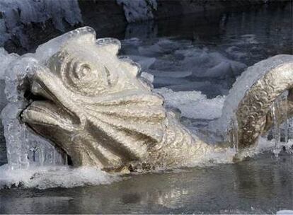 Carámbanos de hielo en una fuente del Paseo de la Castellana de Madrid.