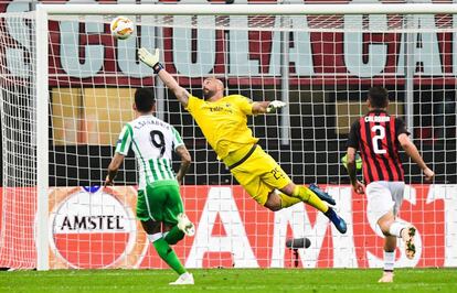 El balón de Lo Celso bate a Reina. 