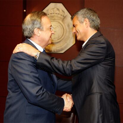 Florentino, con Mourinho tras su firma por el Madrid.