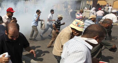 Simpatizantes del presidente depuesto Mohamed Mursi corren para ponerse a salvo durante los enfrentamientos entre manifestantes y soldados egipcios frente a la sede de la Guardia Republicana en El Cairo (Egipto), 5 de julio de 2013. 