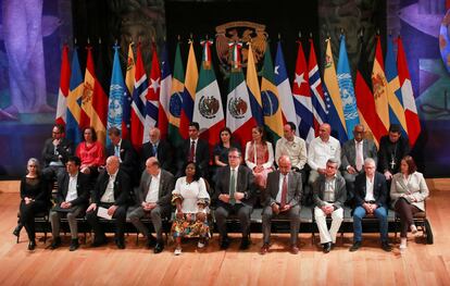 Los negociadoes de Colombia y el ELN, junto a otros actores del diálogo de paz que se ha celebrado en las últimas tres semanas en la Ciudad de México.