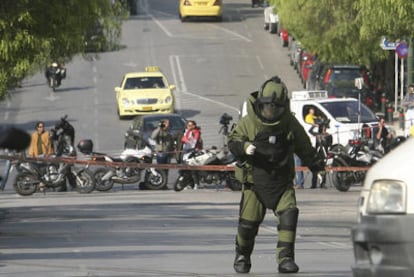 Un policía especialista en explosivos se acerca a detonar un paquete sospechoso, ayer en Atenas.